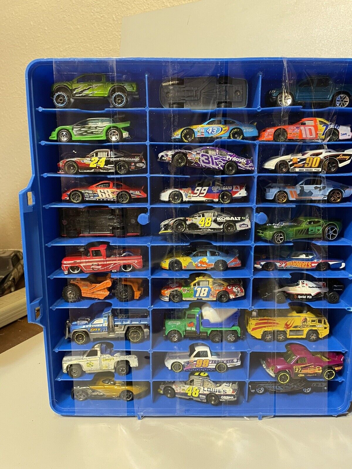 Vintage Collectible 1997 Mattel HOT WHEELS Rolling Storage Case with 80+ cars