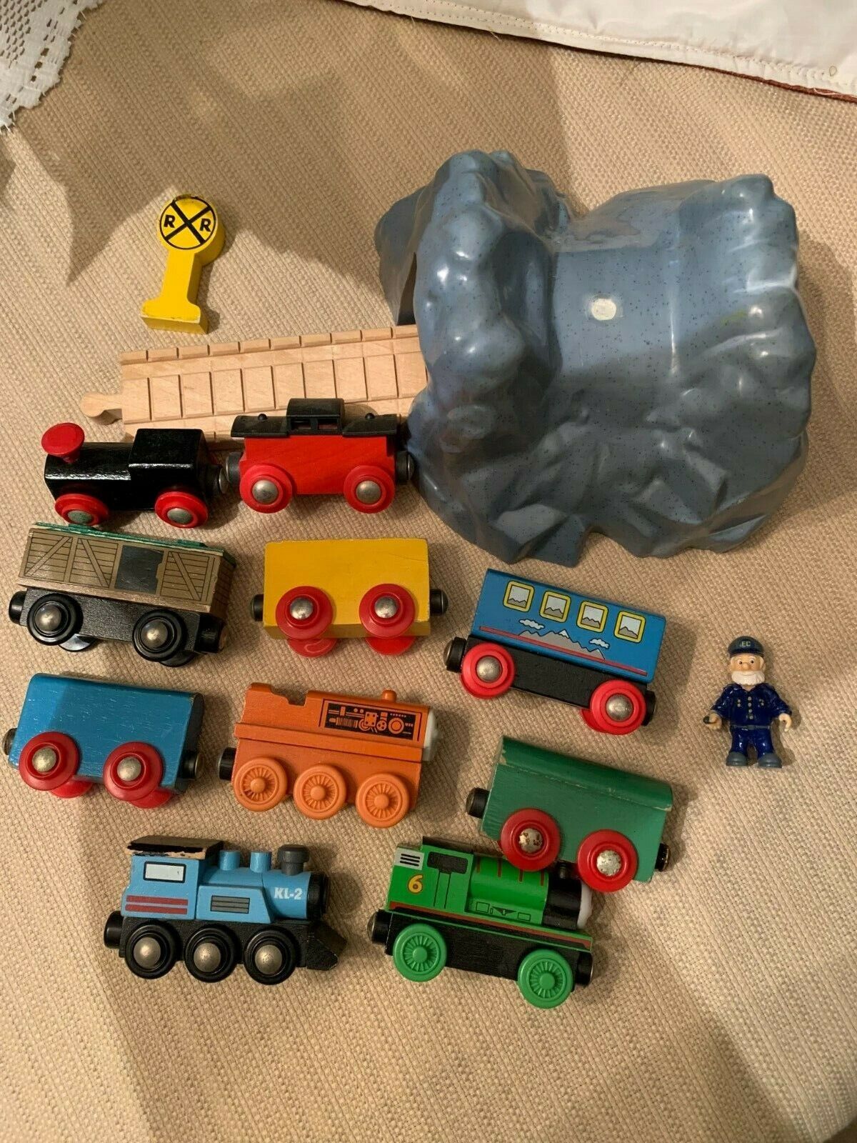 THOMAS & FRIENDS WOODEN TRAINS & TUNNEL - 10 MIXED TRAIN LOT